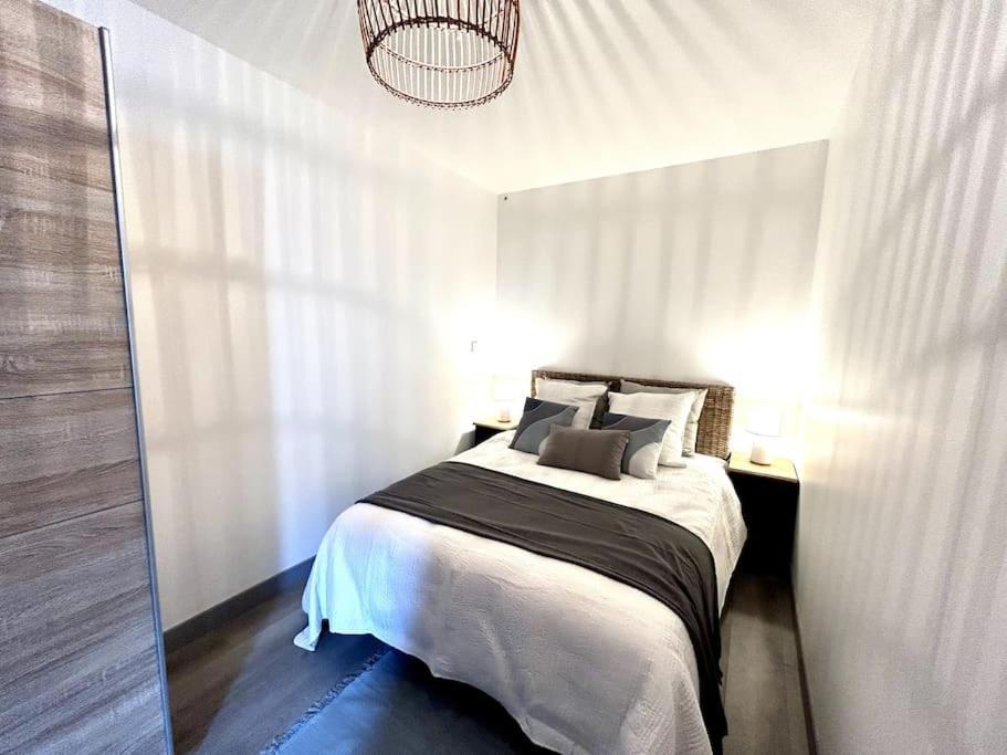 Cote Cour - Appartement En Plein Centre-Ville & Proche Des Thermes Rochefort  Exterior photo