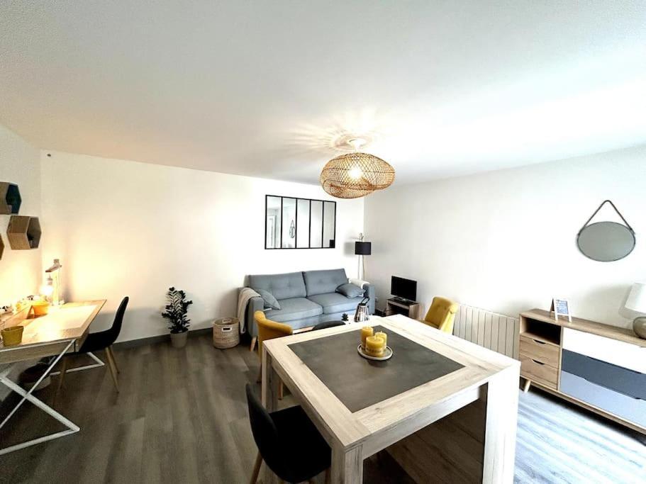 Cote Cour - Appartement En Plein Centre-Ville & Proche Des Thermes Rochefort  Exterior photo